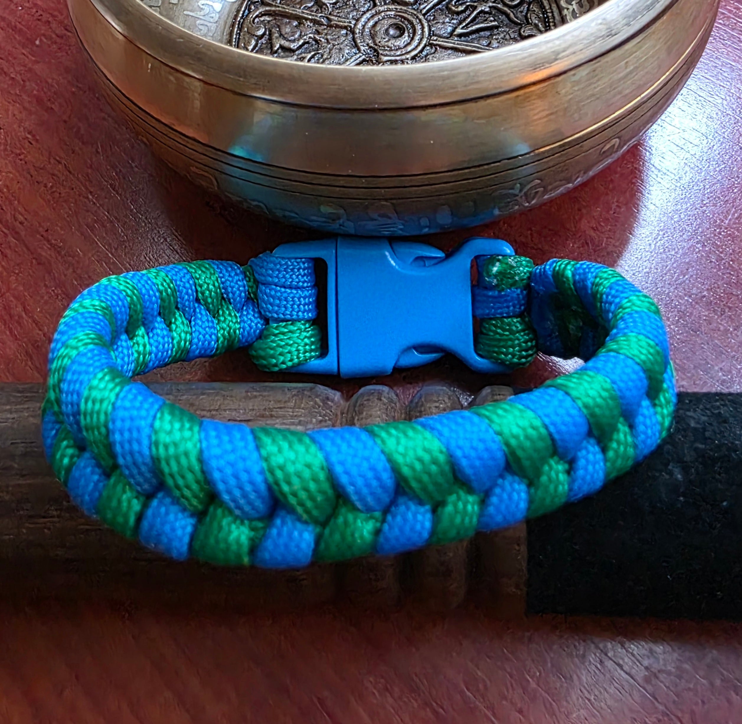Paracord karkötő – kék / zöld (21 cm)