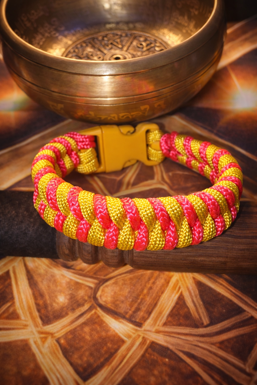 Paracord karkötő – rózsaszín / sárga (20 cm)